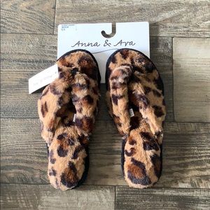 Leopard print fluffy slides
